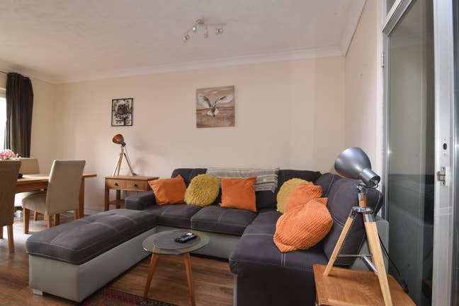 Rooms avalable in large house  Main Photo