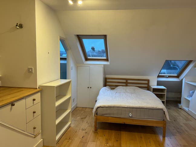 Huge double en-suite bedroom in Kensal Green Main Photo