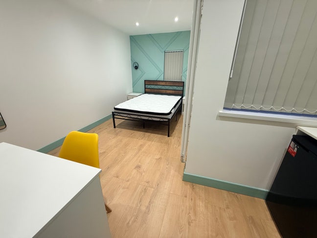 High-End En-Suite Living — 38 Minutes from London. Main Photo