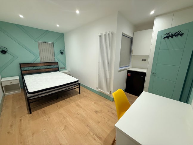High-End En-Suite -Zero Deposit -38 Min to London. Main Photo
