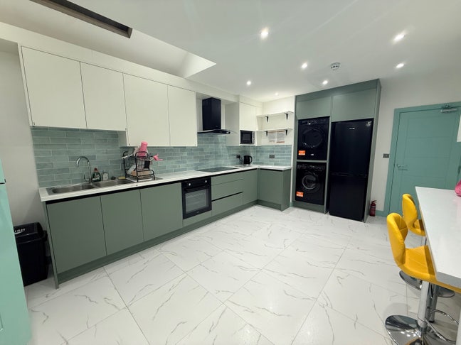 High-End En-Suite Living — 38 Minutes from London. Main Photo