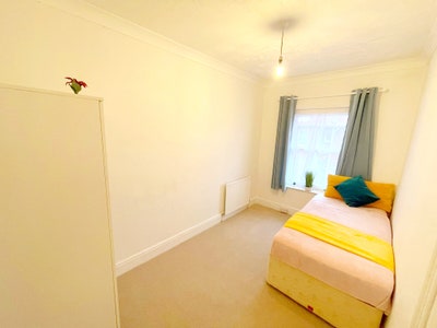 💰 2 Affordable Single Rooms – Holdenhurst Main Photo