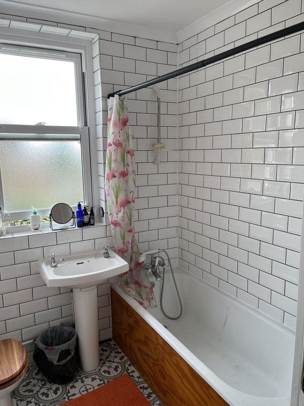 Small single room in shared house Main Photo