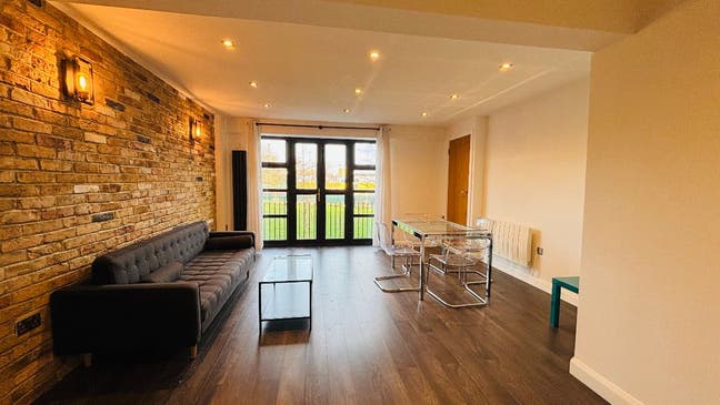 Modern 2-Bedroom Flat to rent in Mile End Main Photo