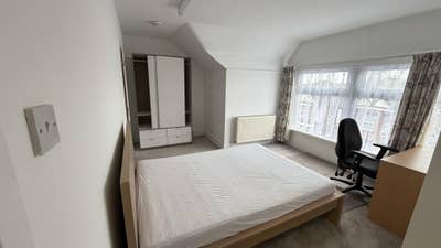  Rooms  with  Private  Bathrooms  Available  BH14  Main Photo