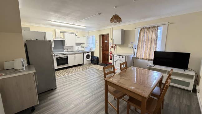 Rooms with Private Bathrooms Available BH14 9by Main Photo