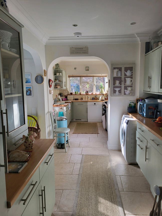 Large sunny attic room Main Photo