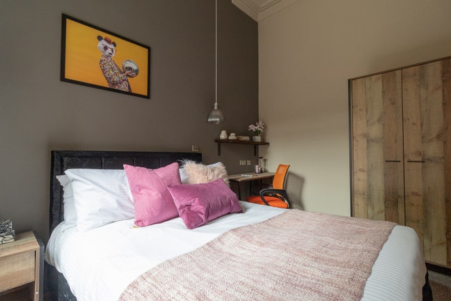 Modern Room | All Bills Inc | Prime Location  Main Photo