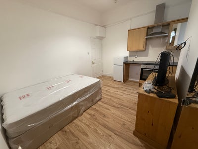 Self Contained Large Double Room NW10 Area Main Photo