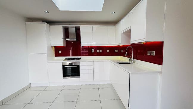 Spacious 2 Bedroom Flat to Rent in Mile End Main Photo