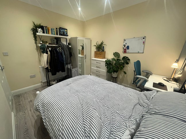 Cosy, good size bedroom with workspace Main Photo