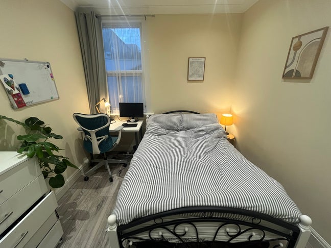 Cosy, good size bedroom with workspace Main Photo