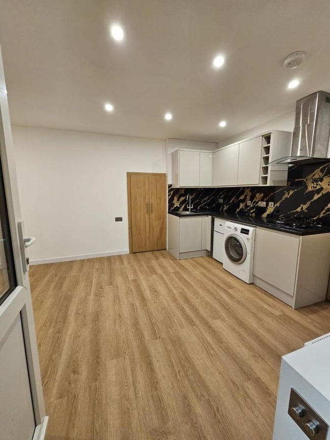 Modern Studio Flat Available Middlesex (TW15 3EH) Main Photo