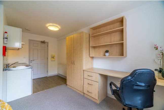 Studio flat available immediately in Edgbaston Main Photo