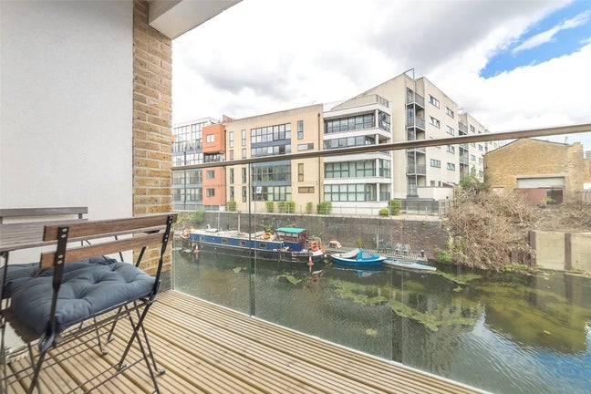 Central flat right by canal with views Main Photo