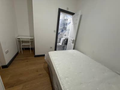 Modern en-suite rooms – Town centre location Main Photo