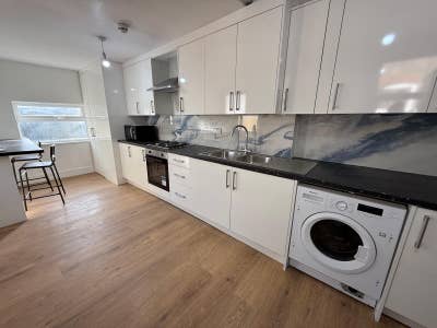 Brand New Rooms – Town centre – Bills Included Main Photo