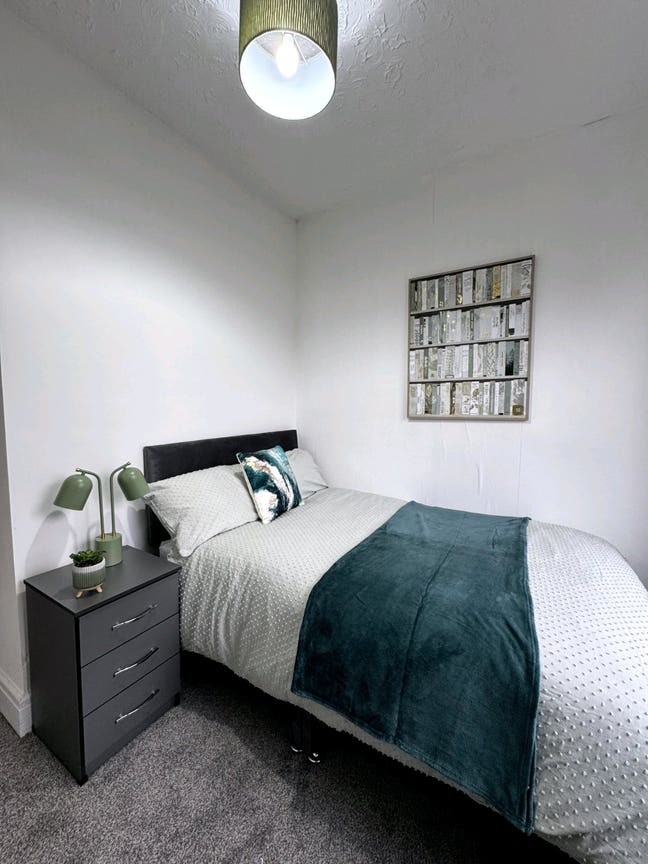 Rooms for Rent: Spacious 4-Bedrooms House  Main Photo