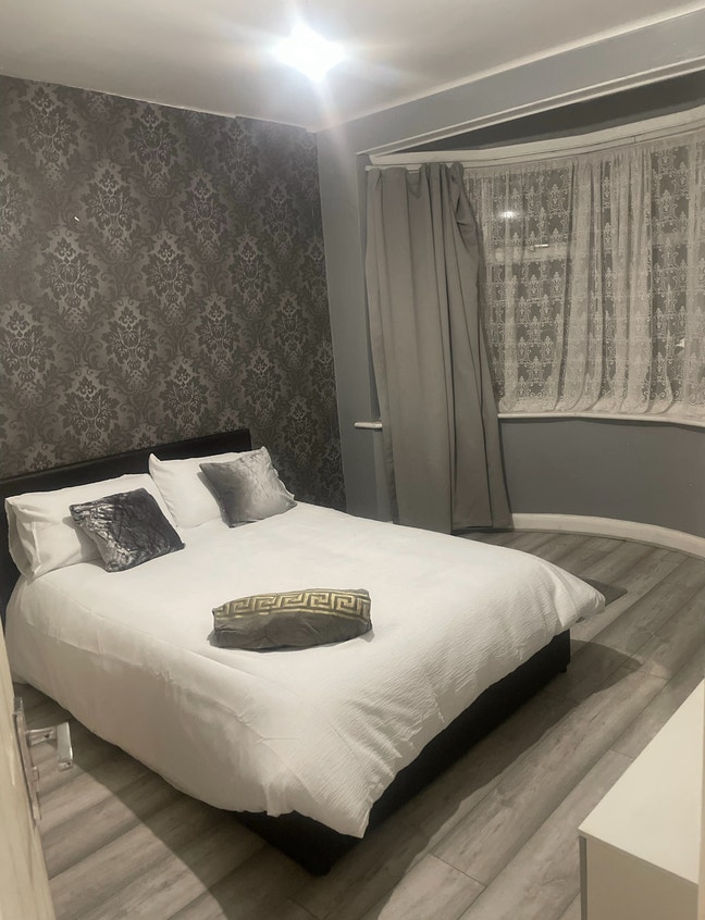 Large Furnished Room in mitcham Main Photo