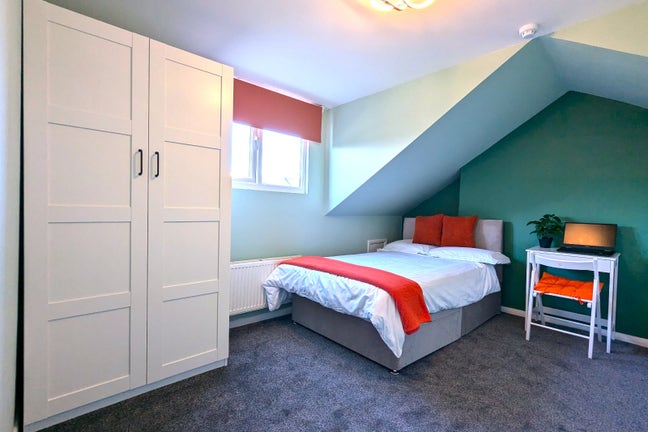 Stylish Attic Room in High-Spec Town Centre House Main Photo