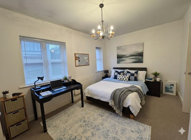 Double en-suite room available  Main Photo