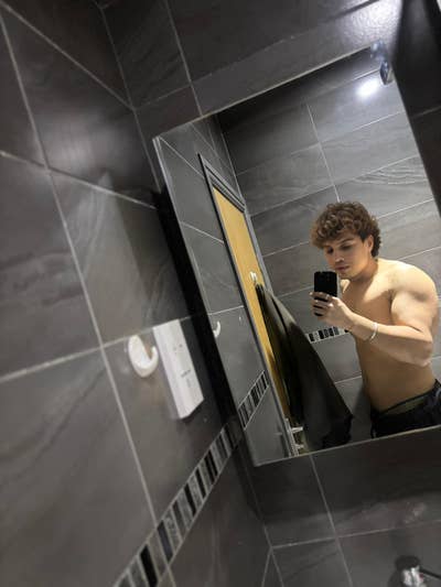 Professional Male seeks a double room Main Photo