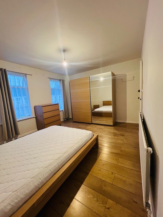 Extra Large Fully Furnished Double Room  Main Photo