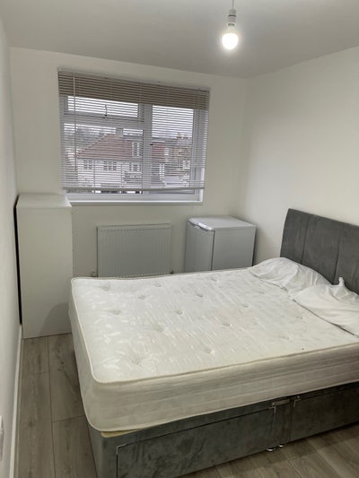 Modern En-Suite Rental Room - Newly Decorated Main Photo