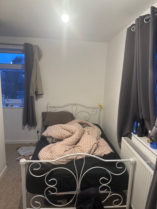 1 single room available in 2 bedroom house Main Photo
