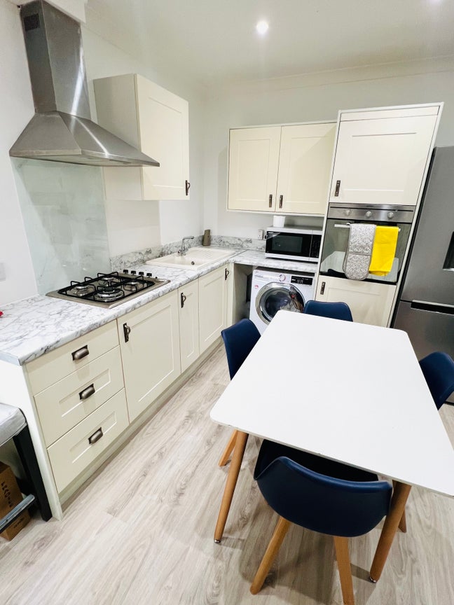 3 Rooms 2 Bathrooms Whole House for a Group/Family Main Photo