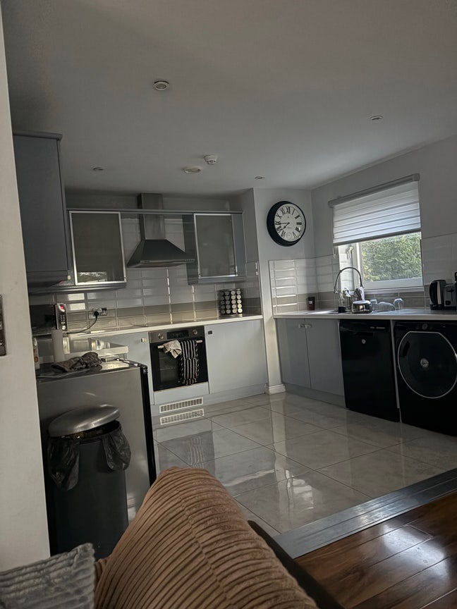 Looking for one (male) flatmate to join me  Main Photo