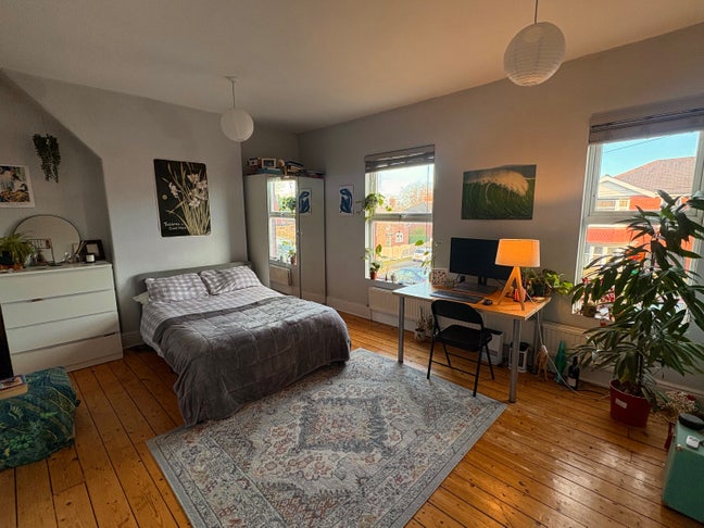 Spacious Double Room in All Girls House  Main Photo