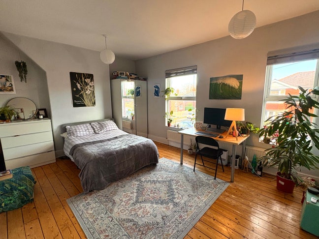 Spacious Double Room in All Girls House  Main Photo