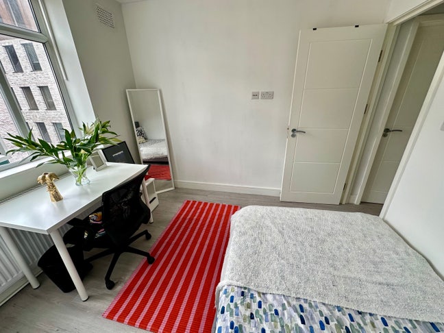 MOVE ASAP-Modern bedroom-1min Angel-All included Main Photo