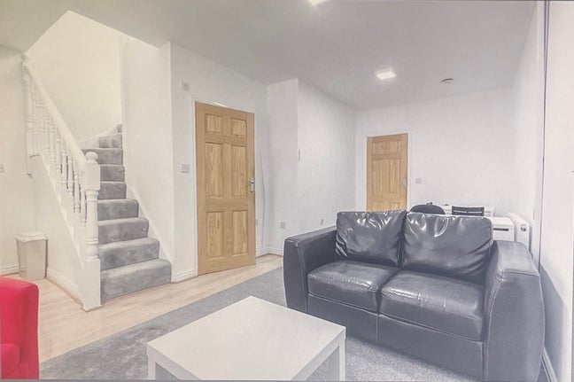 One bedroom fully furnished flat, bills included  Main Photo