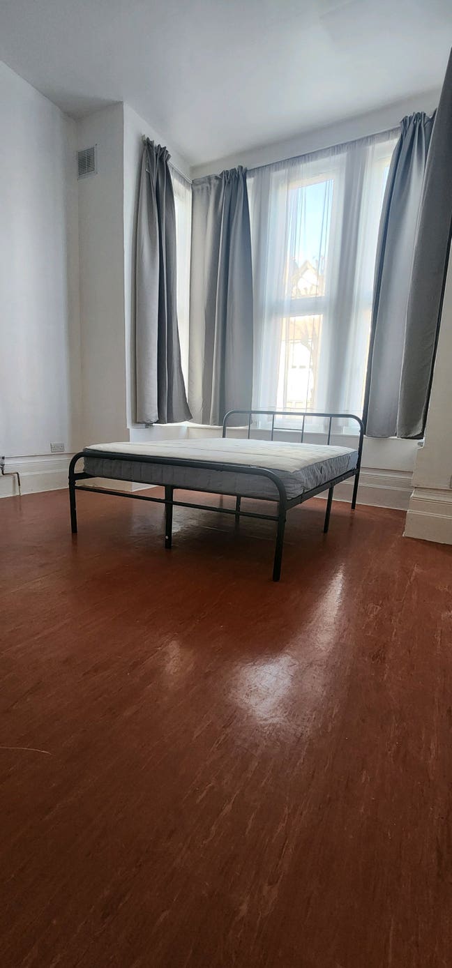 New! High-Ceiling Double | 2 mins Willesden Green  Main Photo