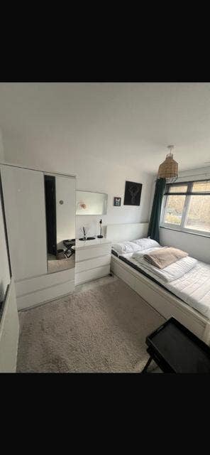 1 double bedroom for rent in clean, friendly home. Main Photo