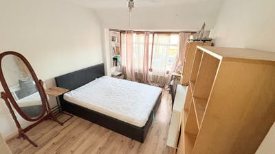 A spacious, furnished double bedroom! Main Photo