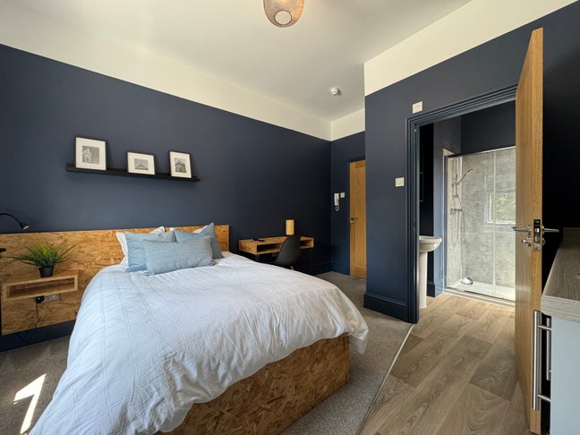 Large En-Suite Room | Kitchenette | Professionals Main Photo