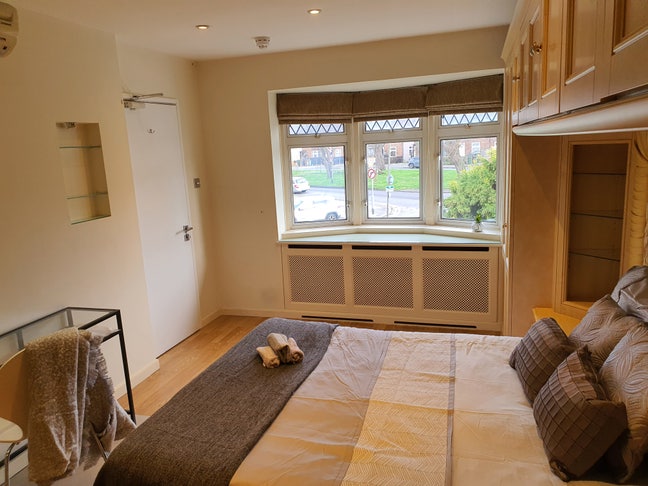 Beautiful Large Room with Ample Storage🏡 Main Photo