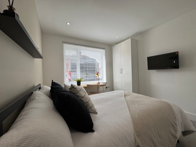 BRAND NEW |Luxury En-Suite Room | Kitchenette Main Photo