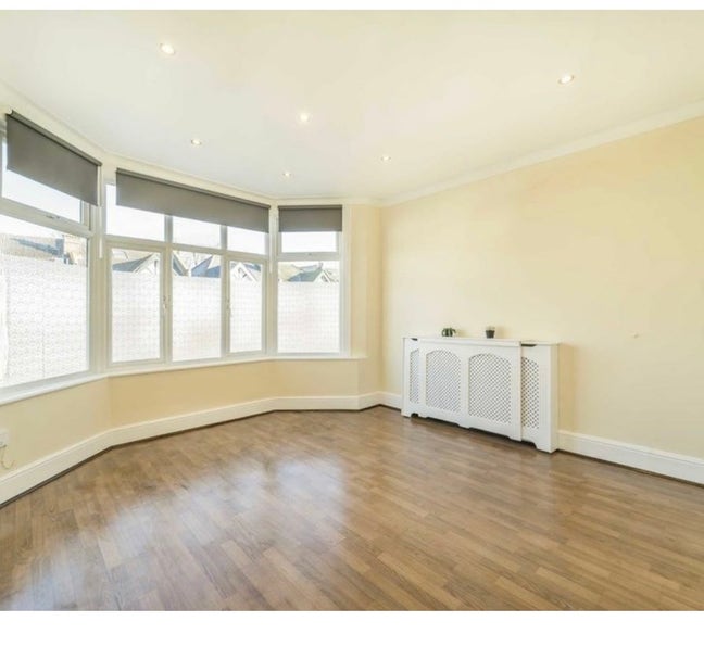 Newly Decorated 2 double bedroom garden flat  Main Photo