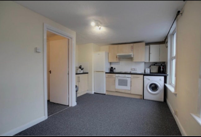 One bedroom flat in town centre Main Photo