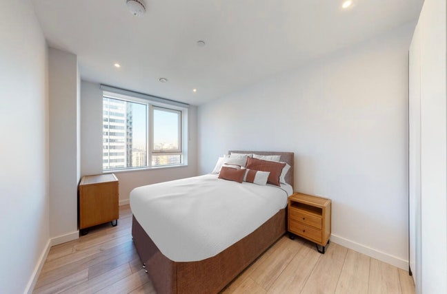 Beautiful elephant and castle new build!  Main Photo