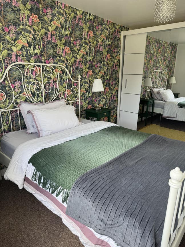 Double Room short-term let in non smoking house.  Main Photo