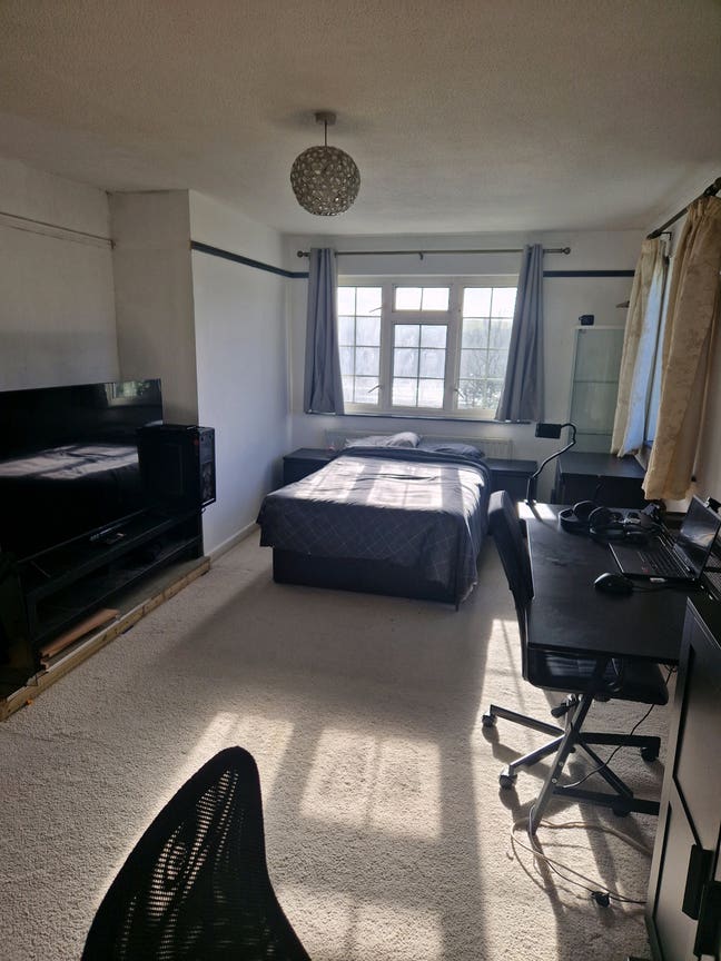 3 double rooms. Females or mixed friend group. Main Photo