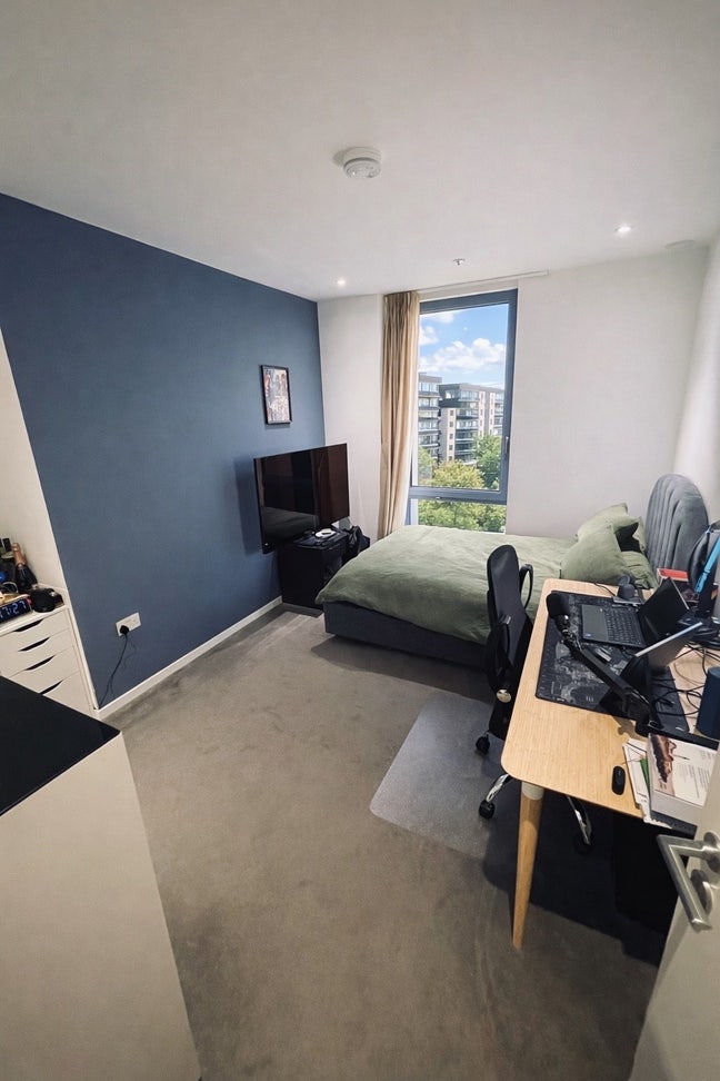 Large Double Room in a wonderful Flat Main Photo