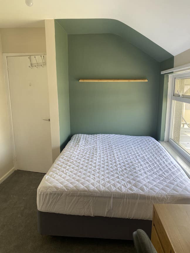 Bright double room in friendly home Main Photo