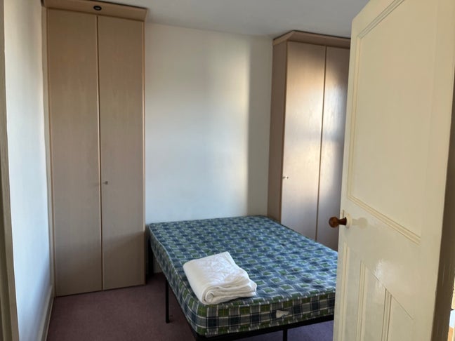 Light, spacious double room opposite park Main Photo
