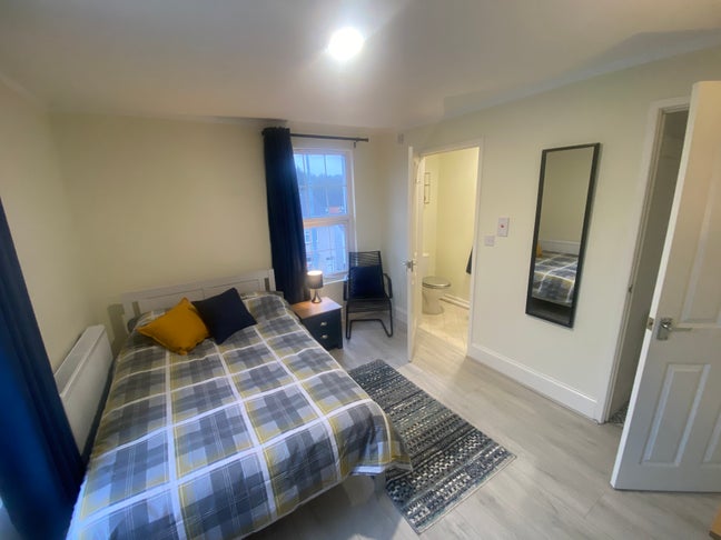 Large Bright En-Suite Double in City Centre Main Photo